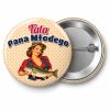 Przypinka Tata Pana Młodego Pin-up Wędkarka: przypinka na wieczór kawalerski z napisem Tata Pana Młodego – przód i aluminiowy tył z agrafką