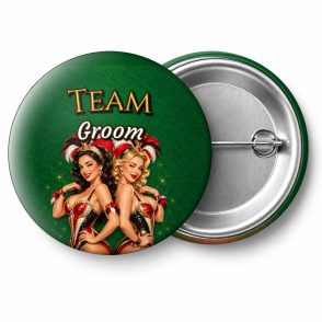 Przypinka Team Groom Dwie Showgirls: przypinka na wieczór kawalerski z napisem Team Groom – przód i aluminiowy tył z agrafką