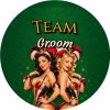 Wzór: Przypinka Team Groom Dwie Showgirls – grafika z napisem Team Groom