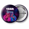 Przypinka Team Groom Dwie Tancerki Burleski: przypinka na wieczór kawalerski z napisem Team Groom – przód i aluminiowy tył z agrafką