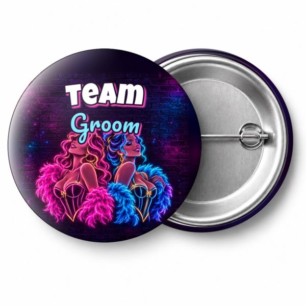 Przypinka Team Groom Dwie Tancerki Burleski: przypinka na wieczór kawalerski z napisem Team Groom – przód i aluminiowy tył z agrafką
