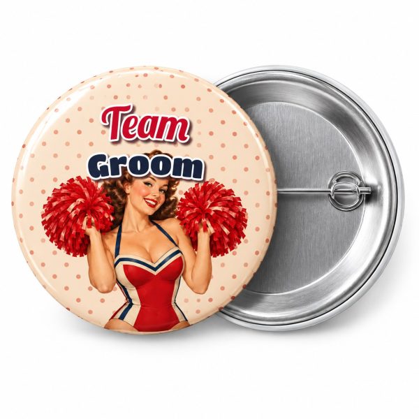 Przypinka Team Groom Pin-up Cheerleaderka: przypinka na wieczór kawalerski z napisem Team Groom – przód i aluminiowy tył z agrafką