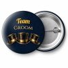 Przypinka Team Groom Trzy Cylindry: przypinka na wieczór kawalerski z napisem Team Groom – przód i aluminiowy tył z agrafką