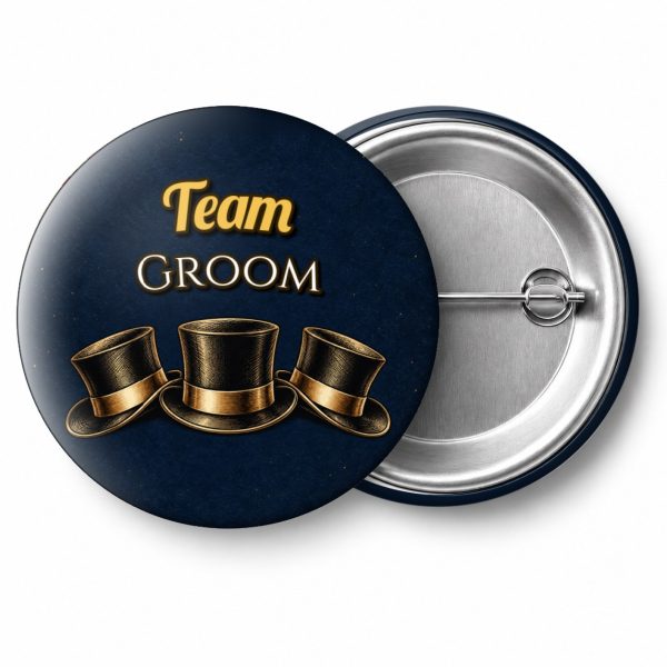 Przypinka Team Groom Trzy Cylindry: przypinka na wieczór kawalerski z napisem Team Groom – przód i aluminiowy tył z agrafką