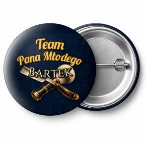 Przypinka Team Pana Młodego z Imieniem Brzytwa i Pędzel: przypinka na wieczór kawalerski z napisem Team Pana Młodego oraz polem imię pana młodego (np. Bartek) – przód i aluminiowy tył z agrafką