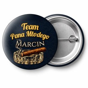 Przypinka Team Pana Młodego z Imieniem Cygaro w Popielniczce: przypinka na wieczór kawalerski z napisem Team Pana Młodego oraz polem imię pana młodego (np. Marcin) – przód i aluminiowy tył z agrafką