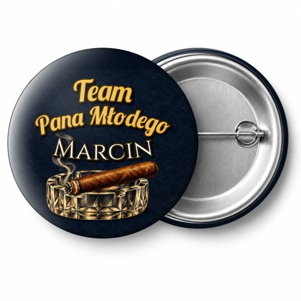 Przypinka Team Pana Młodego z Imieniem Cygaro w Popielniczce: przypinka na wieczór kawalerski z napisem Team Pana Młodego oraz polem imię pana młodego (np. Marcin) – przód i aluminiowy tył z agrafką