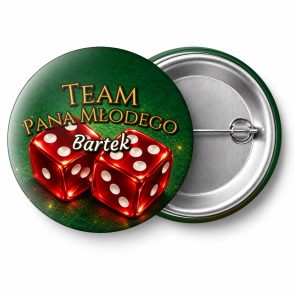 Przypinka Team Pana Młodego z Imieniem Dwie Kości: przypinka na wieczór kawalerski z napisem Team Pana Młodego oraz polem imię pana młodego (np. Bartek) – przód i aluminiowy tył z agrafką