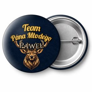 Przypinka Team Pana Młodego z Imieniem Głowa Jelenia: przypinka na wieczór kawalerski z napisem Team Pana Młodego oraz polem imię pana młodego (np. Paweł) – przód i aluminiowy tył z agrafką