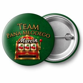 Przypinka Team Pana Młodego z Imieniem Jednoręki Bandyta: przypinka na wieczór kawalerski z napisem Team Pana Młodego oraz polem imię pana młodego (np. Marcin) – przód i aluminiowy tył z agrafką