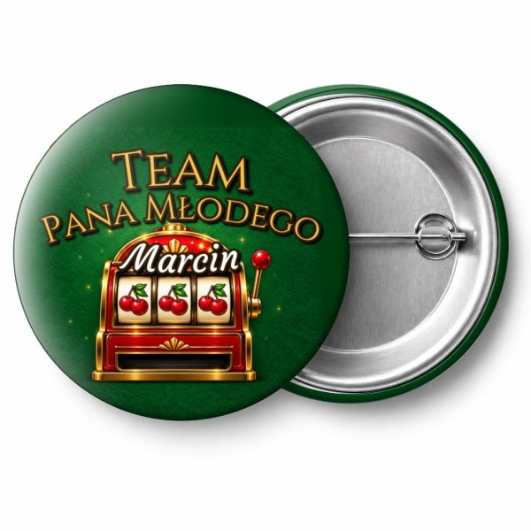 Przypinka Team Pana Młodego z Imieniem Jednoręki Bandyta: przypinka na wieczór kawalerski z napisem Team Pana Młodego oraz polem imię pana młodego (np. Marcin) – przód i aluminiowy tył z agrafką