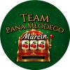 Wzór: Przypinka Team Pana Młodego z Imieniem Jednoręki Bandyta – napis Team Pana Młodego i pole imię pana młodego
