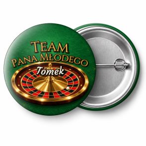 Przypinka Team Pana Młodego z Imieniem Koło Ruletki: przypinka na wieczór kawalerski z napisem Team Pana Młodego oraz polem imię pana młodego (np. Tomek) – przód i aluminiowy tył z agrafką