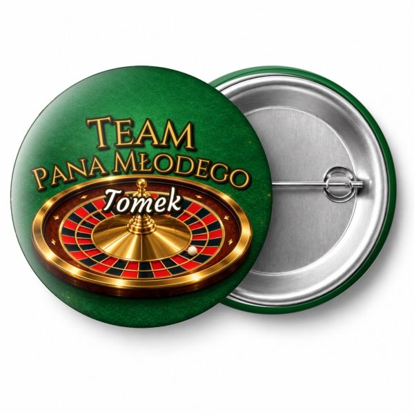 Przypinka Team Pana Młodego z Imieniem Koło Ruletki: przypinka na wieczór kawalerski z napisem Team Pana Młodego oraz polem imię pana młodego (np. Tomek) – przód i aluminiowy tył z agrafką