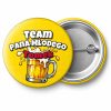 Przypinka Team Pana Młodego z Imieniem Kufel Piwa: przypinka na wieczór kawalerski z napisem Team Pana Młodego oraz polem imię pana młodego (np. Tomek) – przód i aluminiowy tył z agrafką