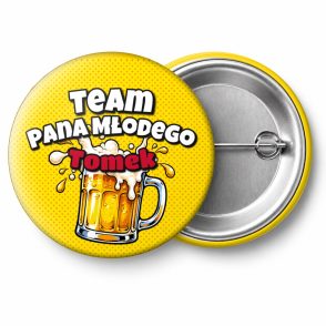 Przypinka Team Pana Młodego z Imieniem Kufel Piwa: przypinka na wieczór kawalerski z napisem Team Pana Młodego oraz polem imię pana młodego (np. Tomek) – przód i aluminiowy tył z agrafką