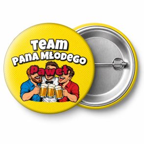 Przypinka Team Pana Młodego z Imieniem Kumple z Kuflami: przypinka na wieczór kawalerski z napisem Team Pana Młodego oraz polem imię pana młodego (np. Paweł) – przód i aluminiowy tył z agrafką