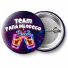 Przypinka Team Pana Młodego z Imieniem Neonowe Shoty: przypinka na wieczór kawalerski z napisem Team Pana Młodego oraz polem imię pana młodego (np. Tomek) – przód i aluminiowy tył z agrafką