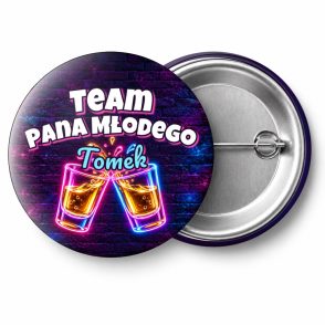 Przypinka Team Pana Młodego z Imieniem Neonowe Shoty: przypinka na wieczór kawalerski z napisem Team Pana Młodego oraz polem imię pana młodego (np. Tomek) – przód i aluminiowy tył z agrafką