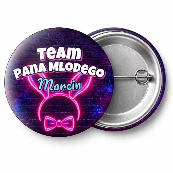 Przypinka Team Pana Młodego z Imieniem Neonowe Uszy Królika: przypinka na wieczór kawalerski z napisem Team Pana Młodego oraz polem imię pana młodego (np. Marcin) – przód i aluminiowy tył z agrafką