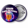 Przypinka Team Pana Młodego z Imieniem Neonowy Kufel: przypinka na wieczór kawalerski z napisem Team Pana Młodego oraz polem imię pana młodego (np. Bartek) – przód i aluminiowy tył z agrafką