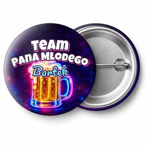 Przypinka Team Pana Młodego z Imieniem Neonowy Kufel: przypinka na wieczór kawalerski z napisem Team Pana Młodego oraz polem imię pana młodego (np. Bartek) – przód i aluminiowy tył z agrafką