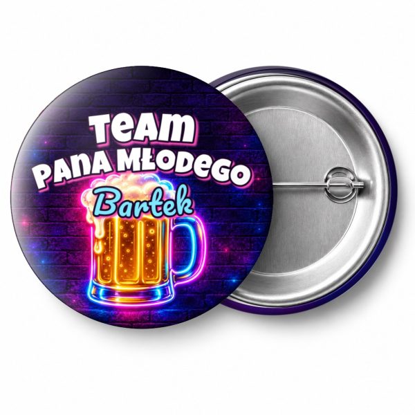 Przypinka Team Pana Młodego z Imieniem Neonowy Kufel: przypinka na wieczór kawalerski z napisem Team Pana Młodego oraz polem imię pana młodego (np. Bartek) – przód i aluminiowy tył z agrafką