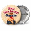 Przypinka Team Pana Młodego z Imieniem Pin-up na Walizce: przypinka na wieczór kawalerski z napisem Team Pana Młodego oraz polem imię pana młodego (np. Marcin) – przód i aluminiowy tył z agrafką