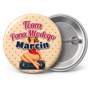 Przypinka Team Pana Młodego z Imieniem Pin-up na Walizce: przypinka na wieczór kawalerski z napisem Team Pana Młodego oraz polem imię pana młodego (np. Marcin) – przód i aluminiowy tył z agrafką