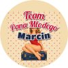 Wzór: Przypinka Team Pana Młodego z Imieniem Pin-up na Walizce – napis Team Pana Młodego i pole imię pana młodego