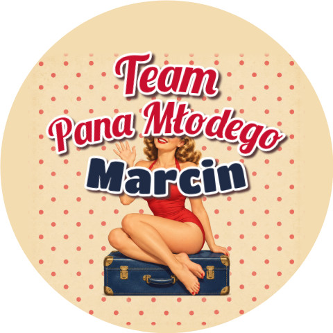Wzór: Przypinka Team Pana Młodego z Imieniem Pin-up na Walizce – napis Team Pana Młodego i pole imię pana młodego