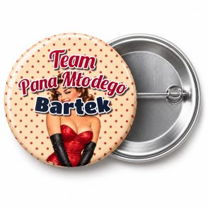 Przypinka Team Pana Młodego z Imieniem Pin-up w Gorsecie: przypinka na wieczór kawalerski z napisem Team Pana Młodego oraz polem imię pana młodego (np. Bartek) – przód i aluminiowy tył z agrafką
