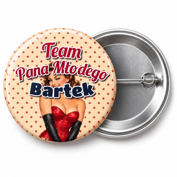Przypinka Team Pana Młodego z Imieniem Pin-up w Gorsecie: przypinka na wieczór kawalerski z napisem Team Pana Młodego oraz polem imię pana młodego (np. Bartek) – przód i aluminiowy tył z agrafką