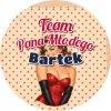 Wzór: Przypinka Team Pana Młodego z Imieniem Pin-up w Gorsecie – napis Team Pana Młodego i pole imię pana młodego