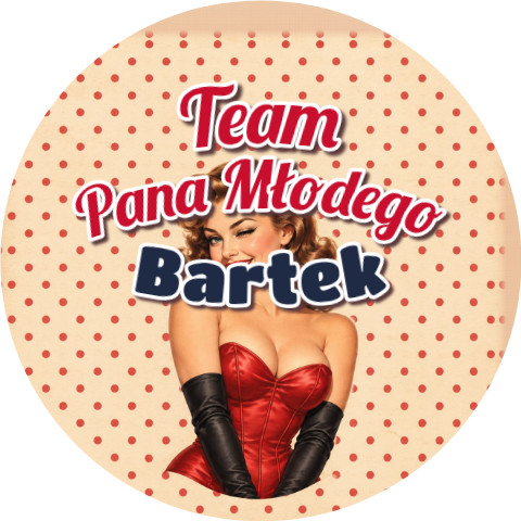 Wzór: Przypinka Team Pana Młodego z Imieniem Pin-up w Gorsecie – napis Team Pana Młodego i pole imię pana młodego