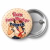 Przypinka Team Pana Młodego z Imieniem Pin-up z Kuflem: przypinka na wieczór kawalerski z napisem Team Pana Młodego oraz polem imię pana młodego (np. Tomek) – przód i aluminiowy tył z agrafką