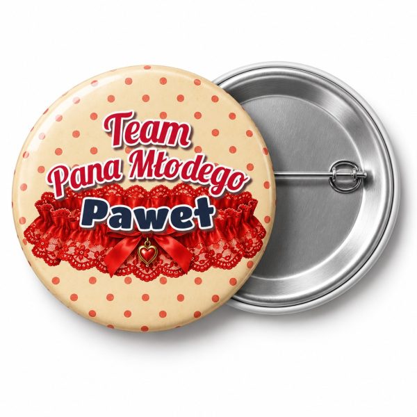 Przypinka Team Pana Młodego z Imieniem Podwiązka: przypinka na wieczór kawalerski z napisem Team Pana Młodego oraz polem imię pana młodego (np. Paweł) – przód i aluminiowy tył z agrafką