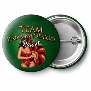 Przypinka Team Pana Młodego z Imieniem Showgirl z Wachlarzem: przypinka na wieczór kawalerski z napisem Team Pana Młodego oraz polem imię pana młodego (np. Paweł) – przód i aluminiowy tył z agrafką