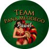 Wzór: Przypinka Team Pana Młodego z Imieniem Showgirl z Wachlarzem – napis Team Pana Młodego i pole imię pana młodego