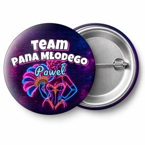 Przypinka Team Pana Młodego z Imieniem Tancerka z Wachlarzem: przypinka na wieczór kawalerski z napisem Team Pana Młodego oraz polem imię pana młodego (np. Paweł) – przód i aluminiowy tył z agrafką