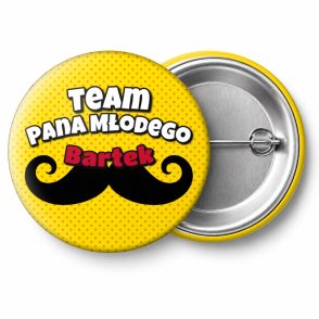 Przypinka Team Pana Młodego z Imieniem Wąsy: przypinka na wieczór kawalerski z napisem Team Pana Młodego oraz polem imię pana młodego (np. Bartek) – przód i aluminiowy tył z agrafką