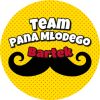 Wzór: Przypinka Team Pana Młodego z Imieniem Wąsy – napis Team Pana Młodego i pole imię pana młodego