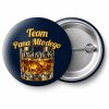 Przypinka Team Pana Młodego z Imieniem Whisky z Lodem: przypinka na wieczór kawalerski z napisem Team Pana Młodego oraz polem imię pana młodego (np. Tomek) – przód i aluminiowy tył z agrafką