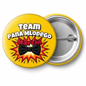 Przypinka Team Pana Młodego z Imieniem Wybuch z Muszką: przypinka na wieczór kawalerski z napisem Team Pana Młodego oraz polem imię pana młodego (np. Marcin) – przód i aluminiowy tył z agrafką