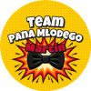 Wzór: Przypinka Team Pana Młodego z Imieniem Wybuch z Muszką – napis Team Pana Młodego i pole imię pana młodego