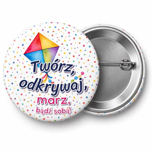 Przypinka Twórz Odkrywaj Marz Bądź Sobą: przypinka na Dzień Kropki z napisem Twórz, odkrywaj, marz, bądź sobą! – przód i aluminiowy tył z agrafką