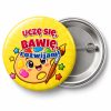 Przypinka Uczę Się Bawię Rozwijam Paleta: przypinka na pasowanie pierwszoklasisty z napisem Uczę się, bawię, rozwijam! – przód i aluminiowy tył z agrafką
