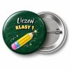 Przypinka Uczeń Klasy 1 Kredowy Ołówek: przypinka na pasowanie pierwszoklasisty z napisem Uczeń klasy 1 – przód i aluminiowy tył z agrafką
