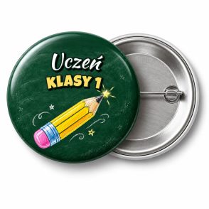 Przypinka Uczeń Klasy 1 Kredowy Ołówek: przypinka na pasowanie pierwszoklasisty z napisem Uczeń klasy 1 – przód i aluminiowy tył z agrafką