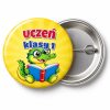Przypinka Uczeń Klasy 1 Krokodylek: przypinka na pasowanie pierwszoklasisty z napisem Uczeń klasy 1 – przód i aluminiowy tył z agrafką